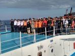 bonek-berangkat-ke-lombok-upacara-di-atas-kapal_20180817_161146.jpg