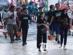 bonek-ikut-kerja-bakti-di-stadion-gelora-bung-tomo-surabaya-bonek-kerja-bakti-di-gbt.jpg