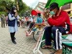 PPKM Darurat di Banyuwangi, Ipuk Bagikan Ribuan Paket Sembako ke Karyawan, PKL dan Pengemudi Becak