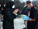 Pemkab Banyuwangi Salurkan Bantuan 2,1 Ton Beras pada Pelaku Wisata Kawah Ijen