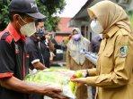 Pemkab Banyuwangi Salurkan Bantuan Sembako untuk Tukang Pijat di Kapal Penyeberangan