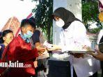 Kabupaten Banyuwangi Mulai PTM Hari Ini, Bupati Ipuk Sambut Para Pelajar di Gerbang Sekolah