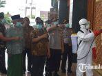 bupati-blitar-rijanto-ikut-pantau-penyemprrotan-disinfektan.jpg