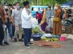 bupati-gresik-fandi-akhmad-yani-meninjau-pedagang-pasar-yang-terpaksa-berjualan-di-alun-alun-sidayu.jpg