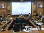 bupati-gresik-sambari-halim-radianto-memimpin-rapat-evaluasi-psbb-gresik.jpg