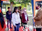 bupati-nganjuk-novi-rahman-hidhayat-saat-menyerahkan-bantuan-sosial.jpg