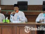 bupati-pasuruan-irsyad-yusuf-menjelaskan-sop-pondok-pesantren-saat-new-normal.jpg