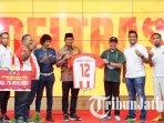 bupati-sidoarjo-ahmad-muhdlor-menyerahkan-bonus-untuk-deltras-sidoarjo-yang-naik-kasta-ke-liga-2.jpg