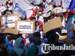 buruh-berdemo-di-depan-kantor-dprd-jawa-timur-may-day_20180501_145426.jpg