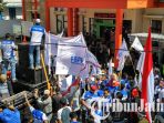 buruh-di-tuban-demo-umk-2019-naik_20181031_100410.jpg