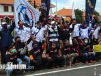 buruh-foto-bersama-di-depan-gedung-grahadi.jpg