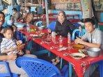 calon-wakil-wali-kota-surabaya-mujiaman-menikmati-kuliner-bersama-keluarga-di-kenjeran-surabaya.jpg
