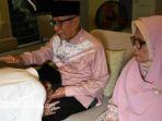 calon-wali-kota-eri-cahyadi-sungkem-minta-restu-kepada-orang-tua.jpg