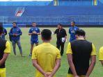 carlos-oliveira-saat-memberi-arahan-para-pemain-arema-fc.jpg