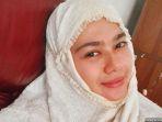 catherine-wilson-mulai-berhijab-sejak-pulang-dari-tanah-suci-untuk-ibadah-umrah.jpg