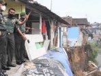 danrem-083baladhika-jaya-kolonel-inf-yudhi-prasetiyo-meninjau-lokasi-rumah-ambrol-di-jalan-muharto.jpg