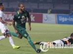 david-da-silva-saat-laga-persebaya-surabaya-vs-psm-makassar.jpg