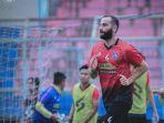 defender-arema-fc-sergio-silva.jpg
