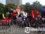 demo-buruh-di-grahadi-tuntut-umk-2019.jpg
