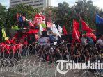 demonstrasi-buruh-di-depan-gedung-negara-grahadi.jpg