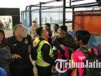 diakhir-laga-persela-vs-psis-pelatih-tim-tamu-dragan-terlibat-adu-mulut-dengan-suporter-tuan-rumah.jpg