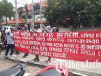 diduga-tanah-negara-diserobot-oknum-kepala-desa-warga-di-gresik-unjuk-rasa-kejari-gresik.jpg