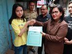 dina-oktavia-21-saat-menerima-bantuan-dari-wali-kota-surabaya-yang-diwakili-kepala-dp5a.jpg