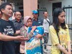 dina-oktavia-saat-pindah-dari-rumahnya-di-kawasan-jojoran-menuju-rusun-gunungsari.jpg