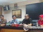 dirut-rsud-sidoarjo-dr-atok-irawan-dan-tim-dokter-saat-menjelaskan-kondisi-pesien.jpg