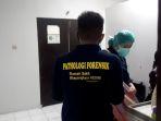 dokter-forensik-dari-rs-bhayangkara-kediri-bersiap-melakukan-autopsi.jpg