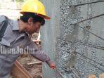 Hasil Sidak Diam-diam DPRD Blitar, Cor Beton Proyek Jembatan Rp 4,7 M Rontok Saat Dipukul