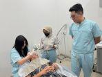 dr-Daniel-Widiyanto-Sp-And-menunjukan-penggunaan-exosome-mengatasi-masalah-kulit-wajah.jpg