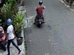 dua-bandit-mencuri-motor-Honda-Scoopy-milik-mahasiswi-di-depan-kos-surabaya.jpg