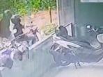 dua-bandit-terekam-CCTV-mencuri-motor-Yamaha-Jupiter-Z.jpg