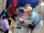dua-orang-bule-di-Banyuwangi-pakai-trik-sulap-tipu-kasir-minimarket-gondol-uang-Rp4-juta.jpg