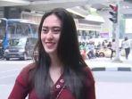 dulunya-kerja-kantoran-wanita-ini-jadi-pengamen-jalanan.jpg