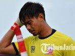 ekspresi-satria-tama-seusai-laga-madura-united-vs-persebaya-surabaya.jpg