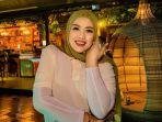 elly-sugigi-mengaku-bahwa-ia-sudah-memotong-giginya-yang-disebutnya-sebagai-sumber-rezekinya.jpg