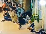 emak-emak-curi-ponsel-di-alun-alun-kota-surabaya.jpg