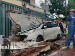 evakuasi-bangkai-mobil-yang-tertimpa-atap-rumah-di-malang.jpg