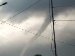 Fenomena Waterspout di Selat Bali Bikin Kaget Warga Banyuwangi, Terjadi 20 Menit, Sempat Rusak Rumah