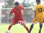 gelandang-arema-fc-oh-in-kyun-berebut-bola-dengan-pemain-bintang-semeru-fc.jpg