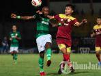 gelandang-asing-madura-united-zah-rahan-berduel-dengan-pemain-persik-stadion-gelora-bangkalan.jpg