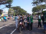 gerakan-satu-juta-masker-bonek-kediri-bagikan-masker-dan-edukasi-trisula-wani-di-slg.jpg