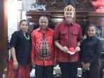 gubernur-jateng-ganjar-pranowo-saat-bertemu-dengan-sebuah-keluarga.jpg