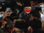 gubernur-jawa-tengah-ganjar-pranowo-ramai-diserbu-mahasiswa-dan-masyarakat-berfoto.jpg
