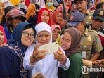 gubernur-jawa-timur-khofifah-indar-parawansa-menemui-peserta-aksi-hari-buruh.jpg