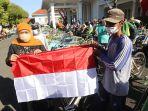 gubernur-jawa-timur-khofifah-indar-parawansa-saat-berbagi-paket-sembako.jpg