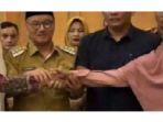 guru-Supriyani-dan-istri-Aipda-Wibowo-Hasyim-berjabat-tangan-meski-tanpa-senyum.jpg