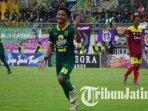 hambali-tolib-mencetak-gol-untuk-persebaya-surabaya-saat-lawan-persik-kediri-hambali-tholib.jpg